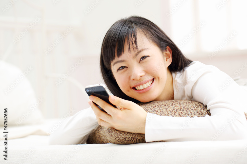 スマートフォン・リラックス・女性 スマートフォン・リラックス・女性
