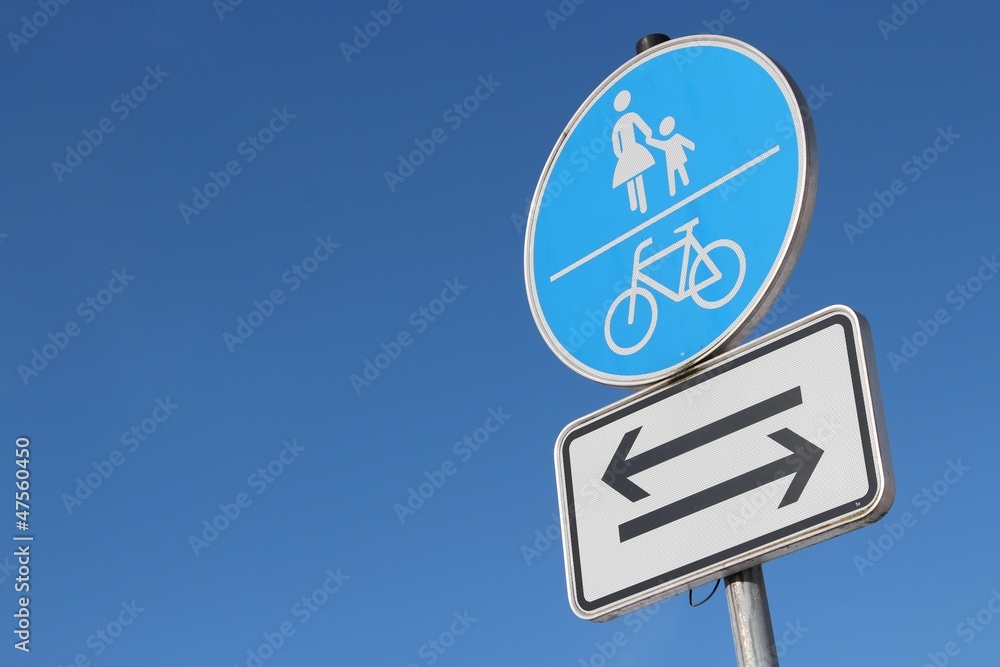 Deutsches Verkehrszeichen gemeinsamer Geh und Radweg, beide Richtungen ภาพถ่ายสต็อก Adobe Stock