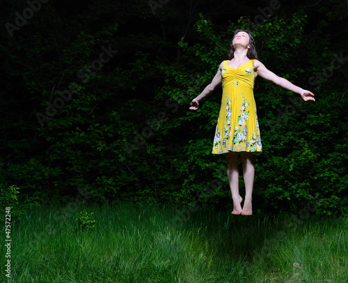 Foto The girl flies in the night wood