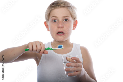 Junge putz sich die Zähne