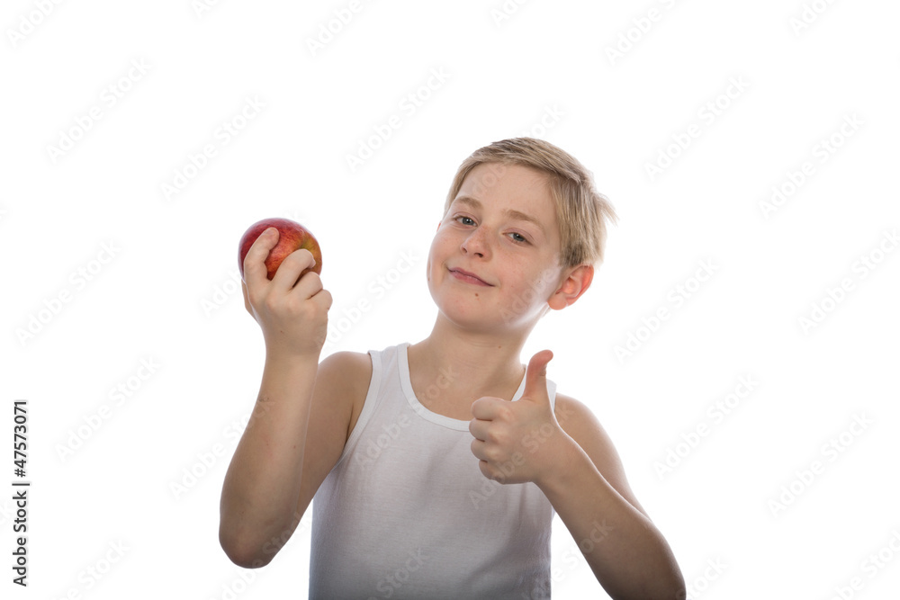 Junge zeigt einen roten Apfel Junge zeigt einen roten Apfel