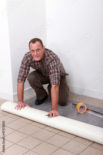 Man laying pvc flooring