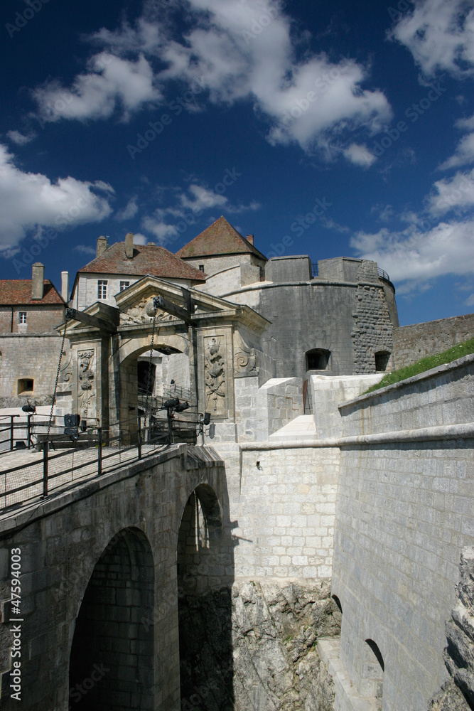 Le chateau de Joux dans le Doubs vu depuis l'entrée