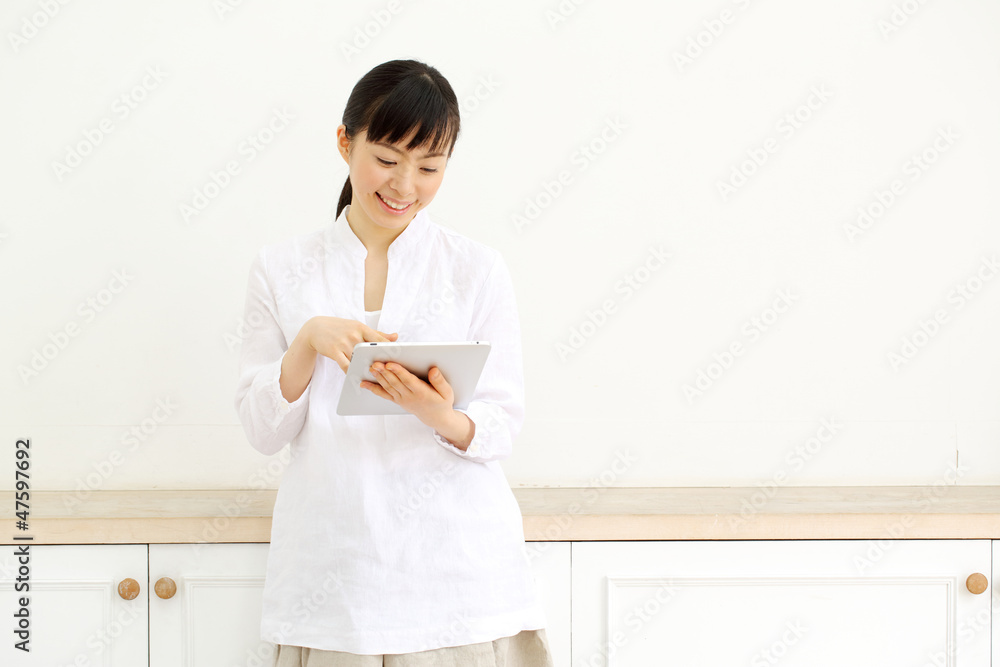 タブレットを使う女の子 タブレットを使う女の子