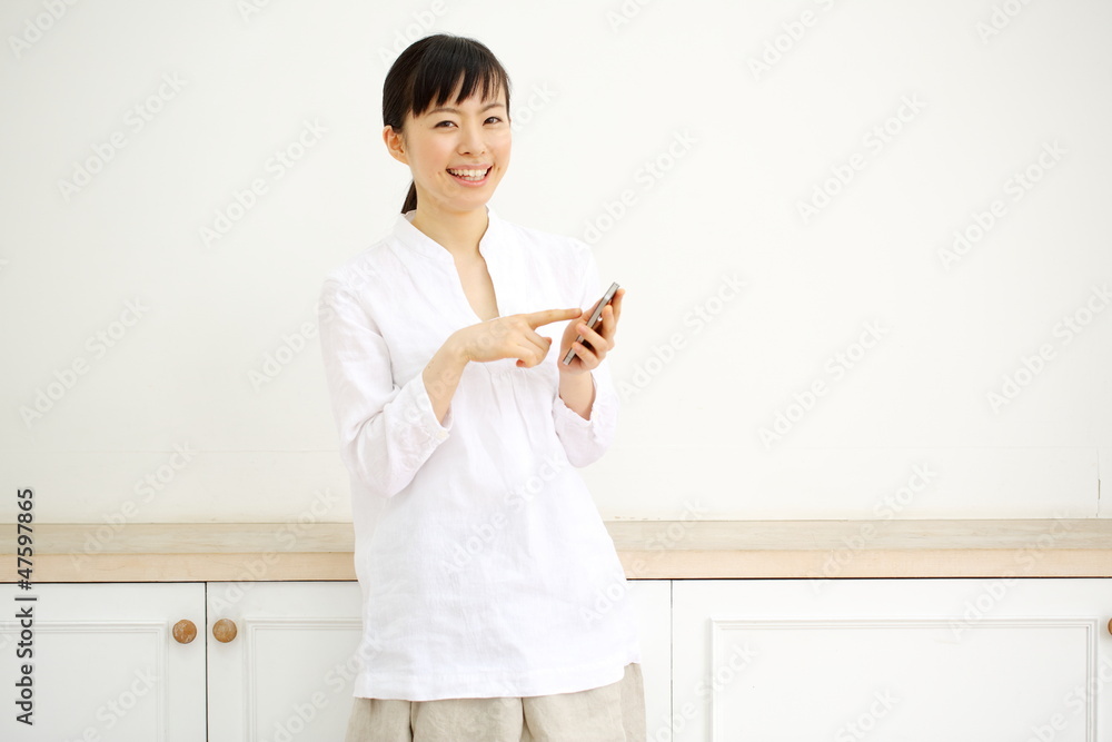 スマートフォンを持つ女の子 スマートフォンを持つ女の子