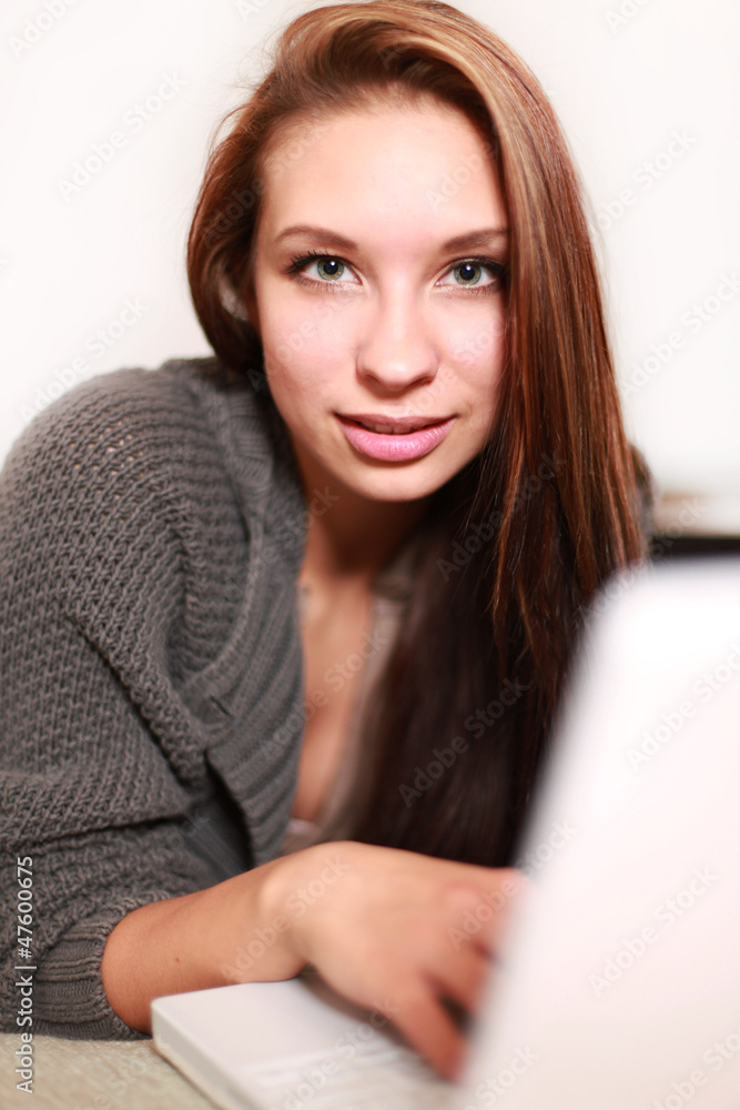 Naklejka premium Hübsche junge Frau am Laptop