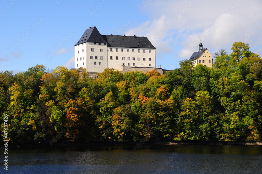 Schloss Burgk an der Saaleschleife im Herbst