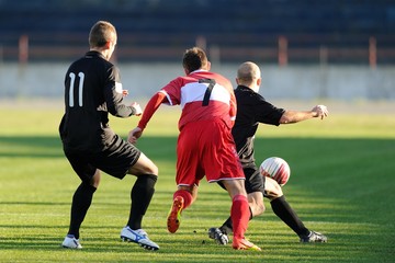 Papier peint photo Football Joueur en duel lors du match  © massimhokuto