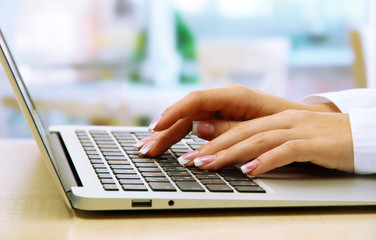 Leinwandbilder Nagelstudio Frauenhände tippen auf Laptop  © Africa Studio