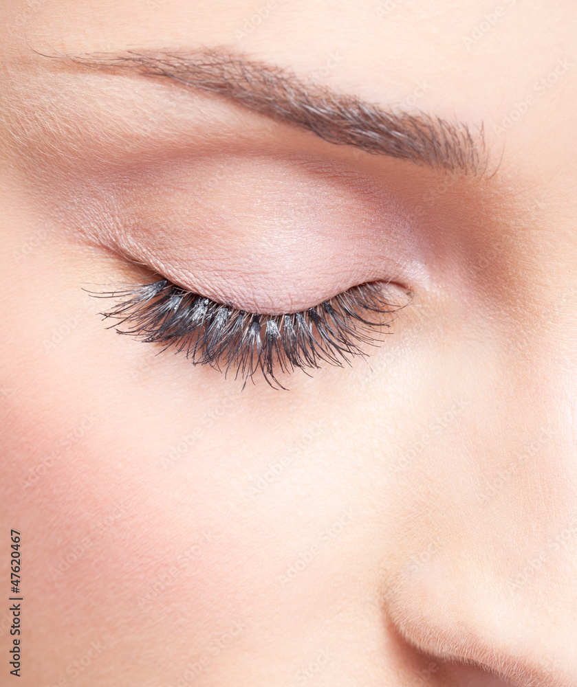 Obraz premium Closed eye with eye shadows