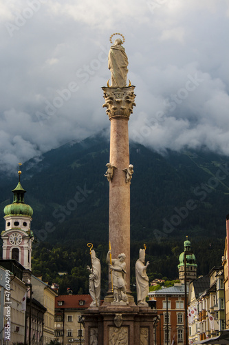 Annasäule in Innsbruck mit der MariaTheresienstrasse photo