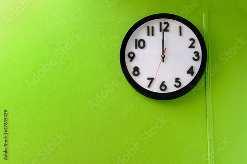 Clock showing 12 o'clock