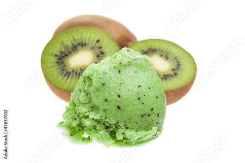 Kiwi-Eis mit Kiwis im weißen Hintergrund photo