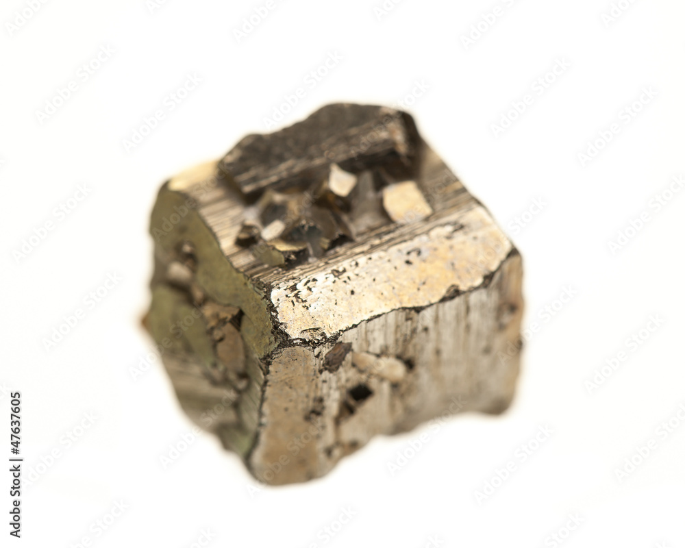 Mineralien: Pyrit auf weißem Hintergrund Mineralien: Pyrit auf weißem Hintergrund