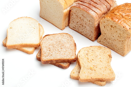 PANE A FETTE PER TOAST SU SFONDO BIANCO