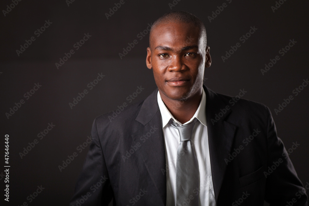 Ταπετσαρία handsome african american businessman over black background