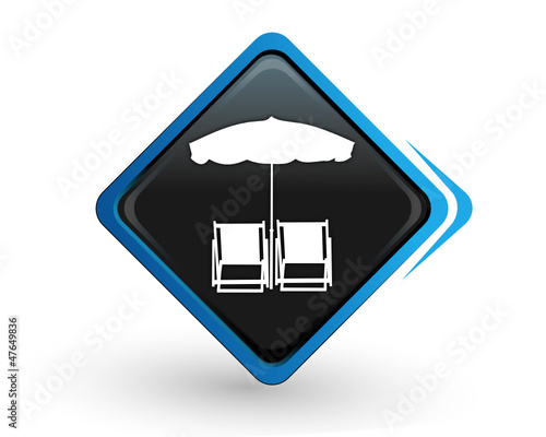 icône chaises longues et parasol sur bouton carré bleu design