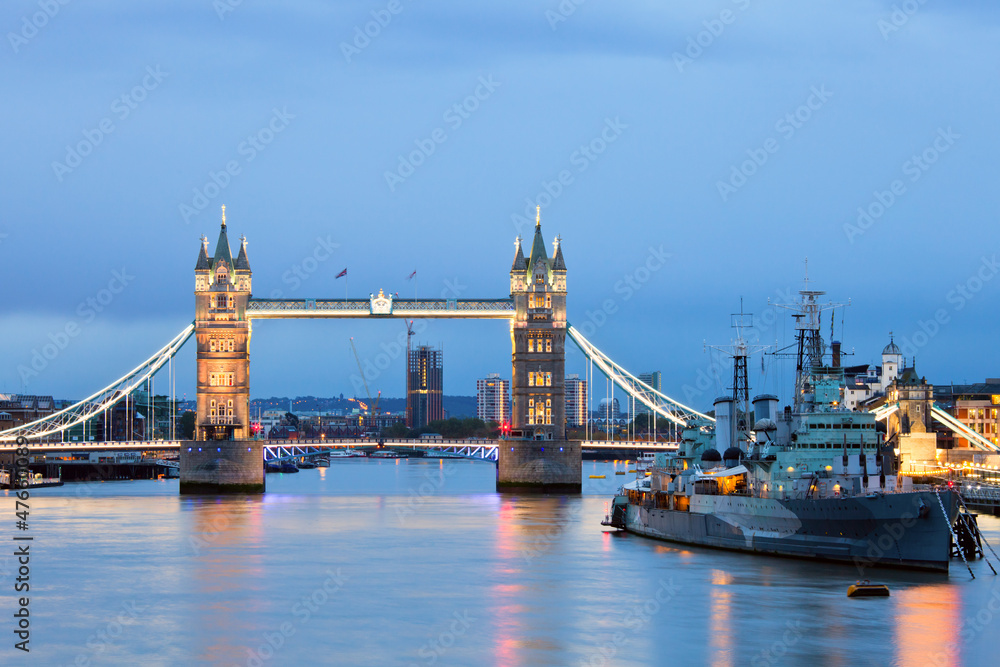 Obraz premium Tower Bridge and HMS Belfast
