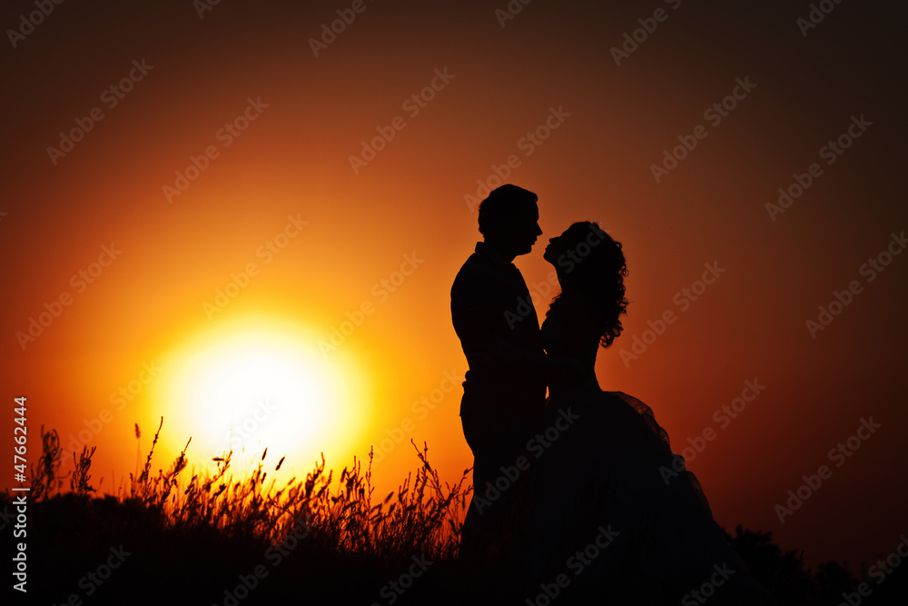 Молодая пара силуэт на закате