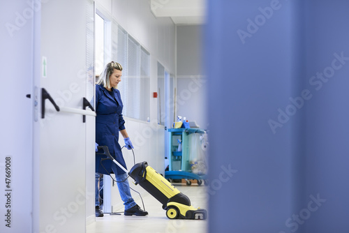 Cuadro en lienzo Women at workplace, professional female cleaner washing floor in