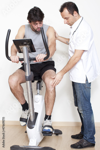 Physiotherapist hilft Patient bei Übung photo