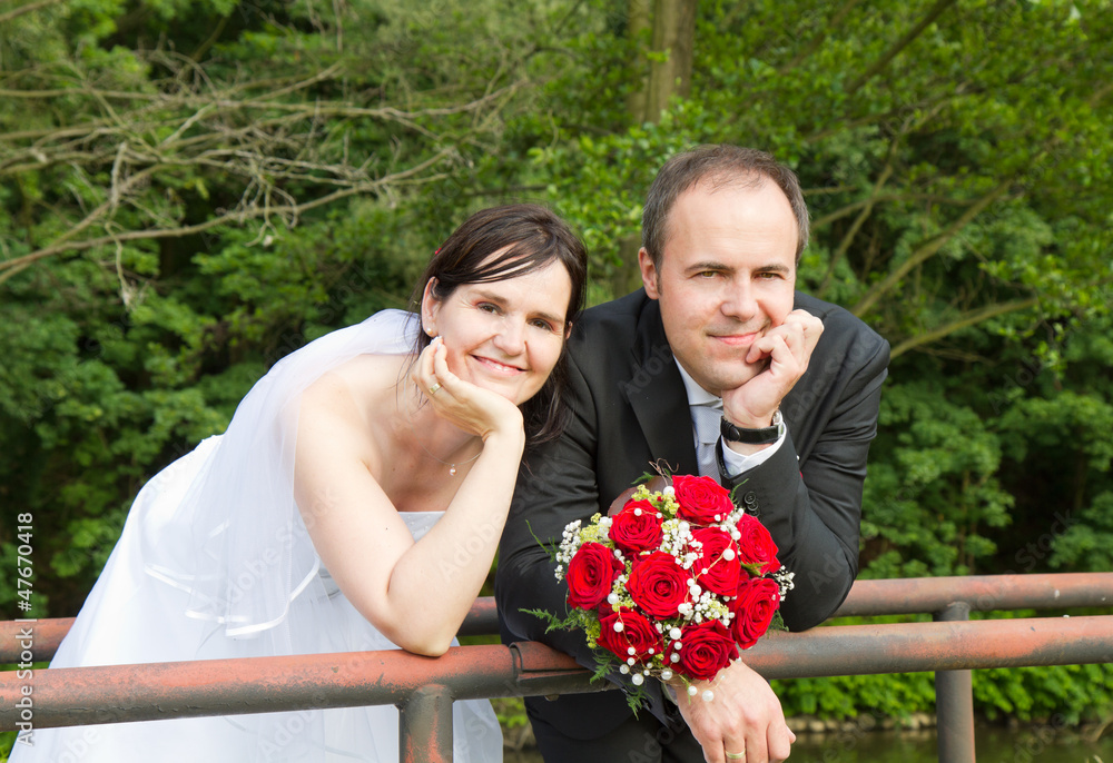 newly married couple with red roses