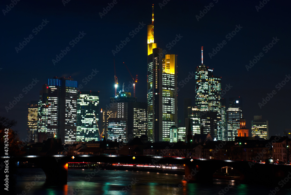 Frankfurter Skyline abendlich erleuchtet
