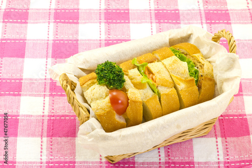 sandwich in the basket