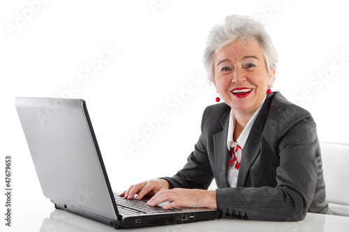 Ältere Dame mit Computer