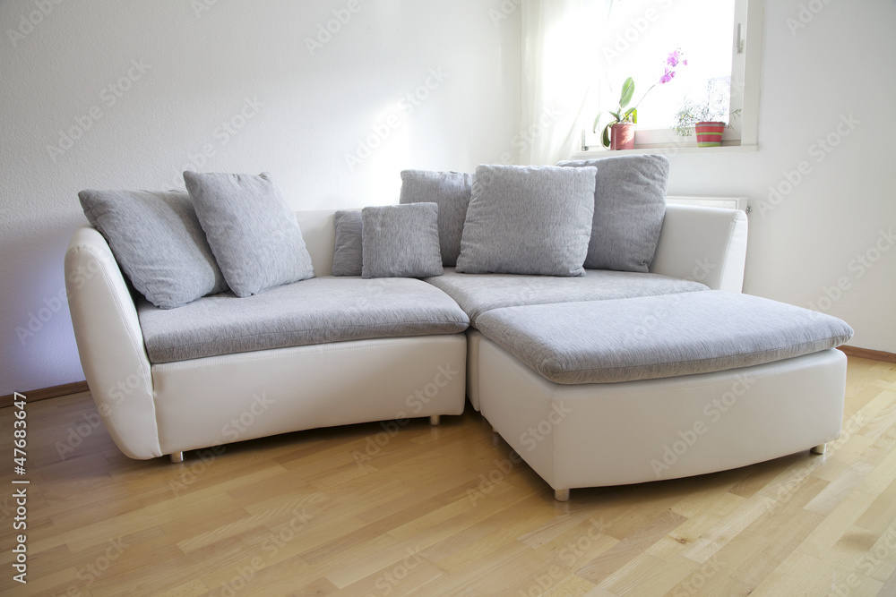 Wohnung mit Sofa in edlen Design im Wohnzimmer Wohnung mit Sofa in edlen Design im Wohnzimmer