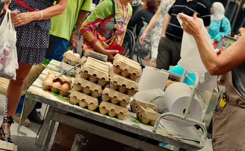 vente d'oeufs frais au marché