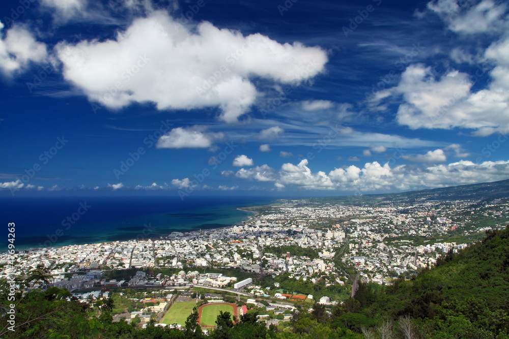 Vue aérienne de Saint-Denis, capitale de la Réunion.