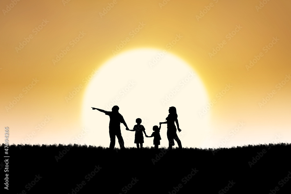 Fototapeta premium Family silhouette on sunset