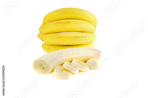 grappe de bananes mûres sur fond blanc