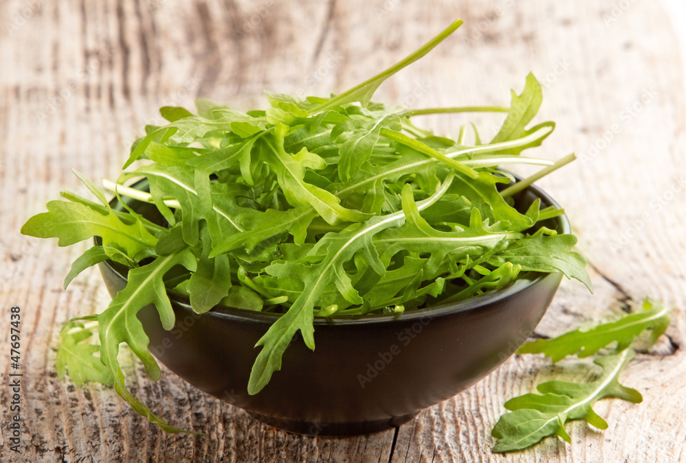 Rucola in black bowl