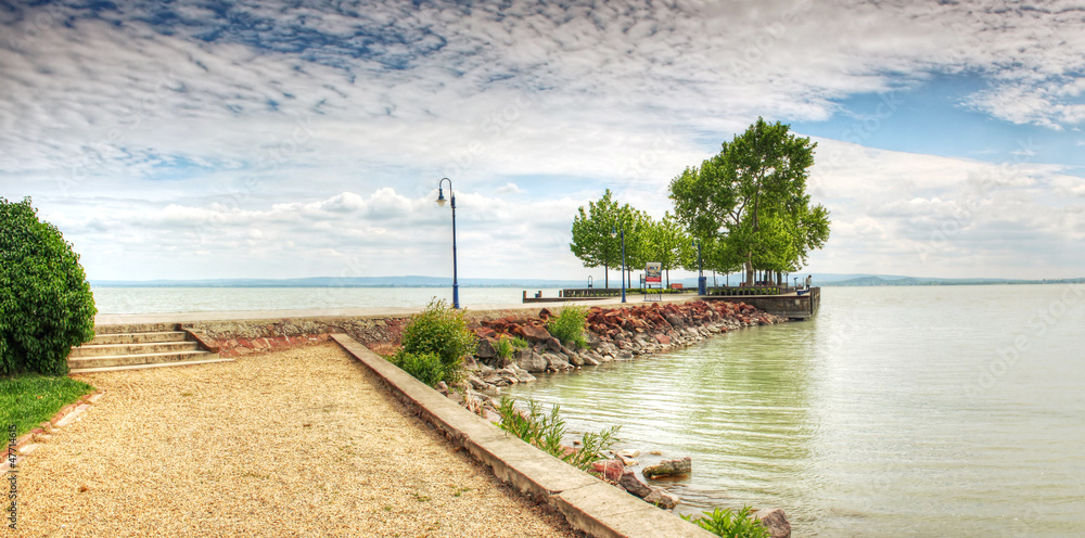 Obraz premium Pier with trees and stones