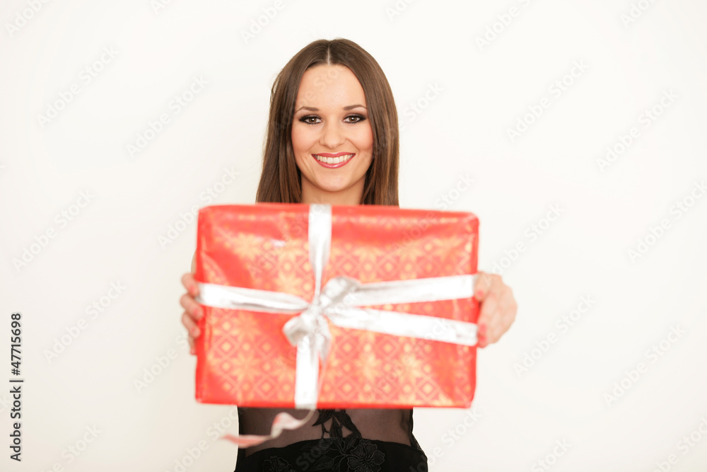 Brünette mit Geschenk Brünette mit Geschenk