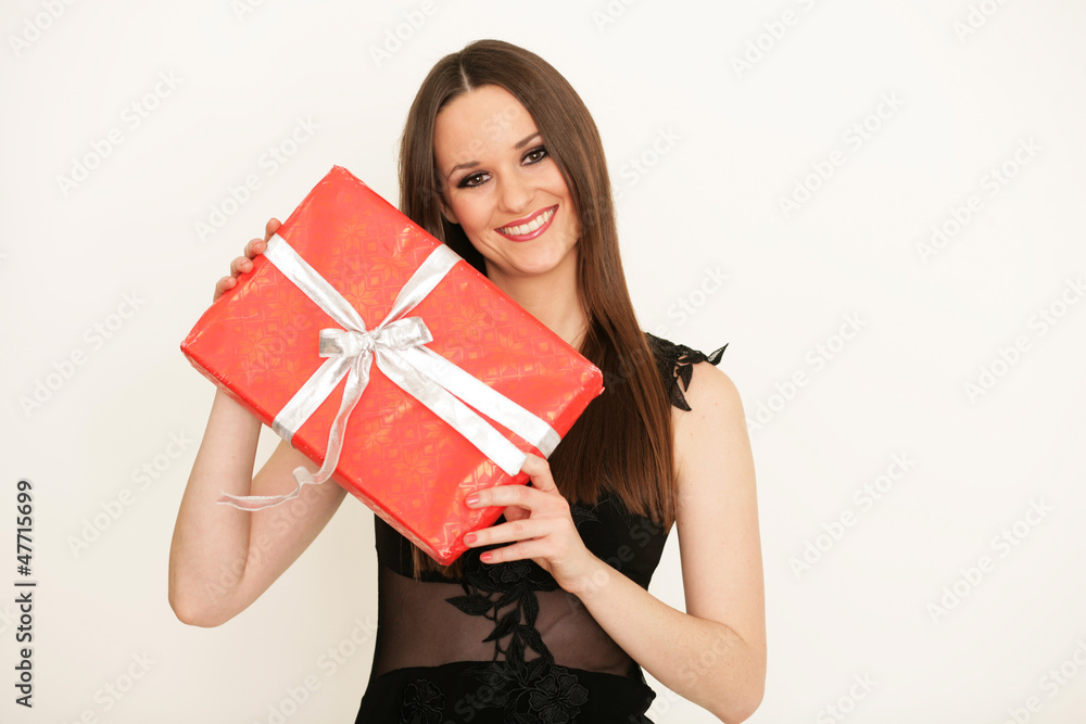 Hübsche Frau mit Geschenk an Weihnachten Hübsche Frau mit Geschenk an Weihnachten