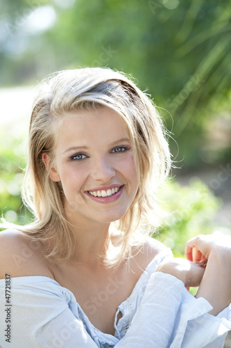 kris,blouse bleue,portrait,rire