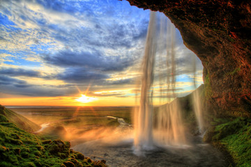 Wandcirkels Watervallen Seljalandsfoss waterval bij zonsondergang IJsland  © romanslavik.com