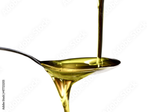 olio extravergine d'oliva su fondo bianco