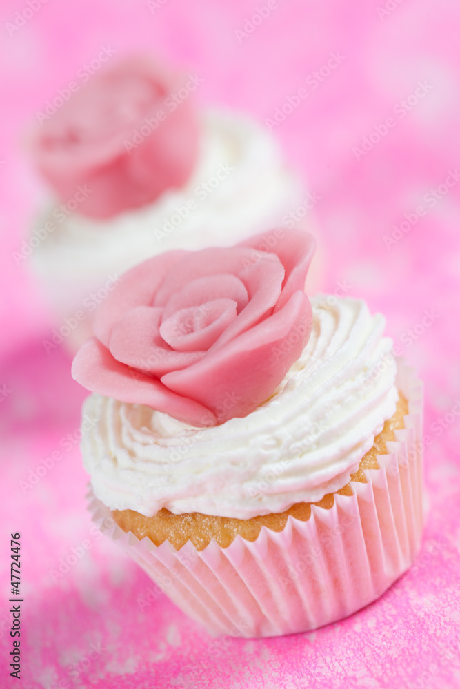 Cupcake rose chantilly pâte d'amande Cupcake rose chantilly pâte d'amande