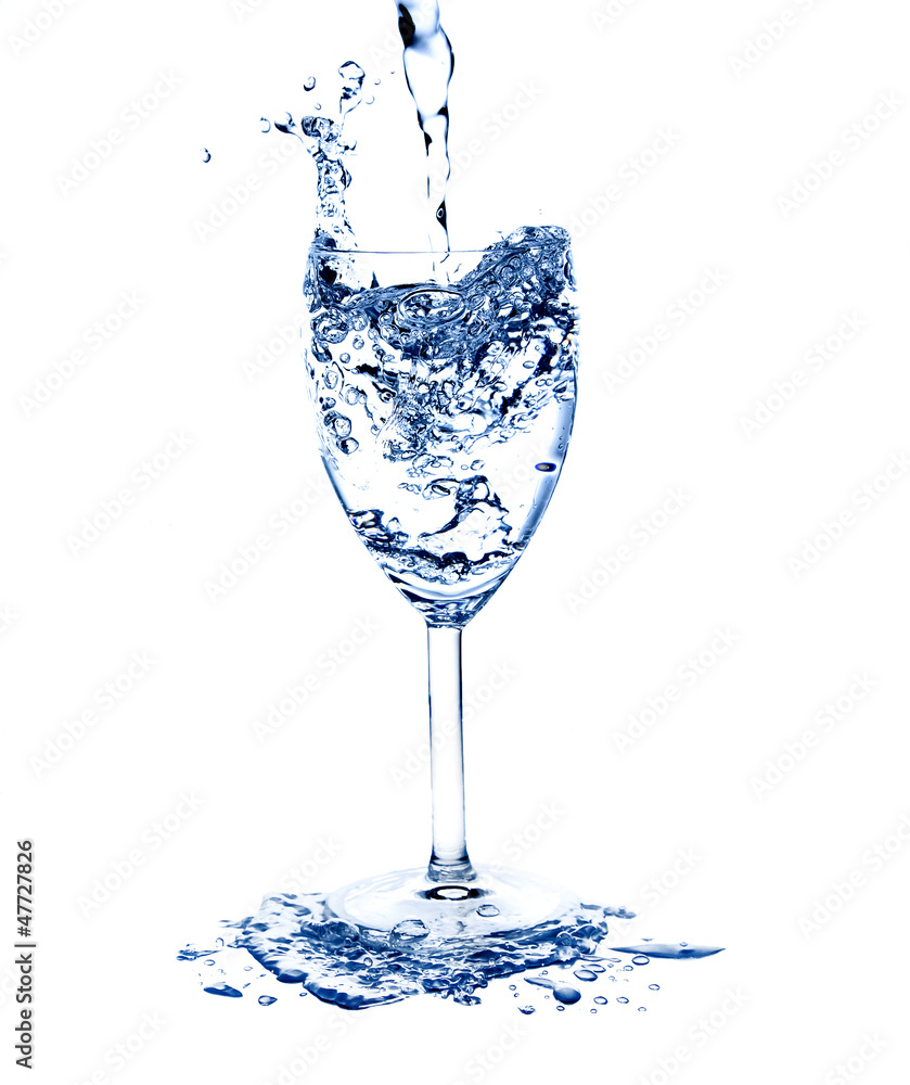 frisches Wasser im Wasserglas frisches Wasser im Wasserglas