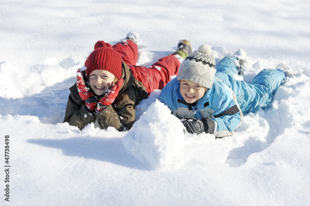 Kinder fahren im Schnee Schlitten Kinder fahren im Schnee Schlitten