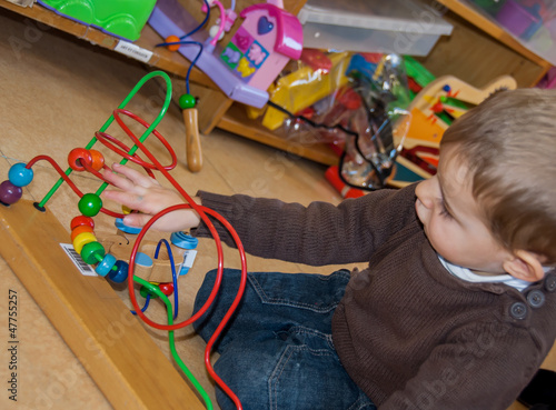 enfant à la ludothèque