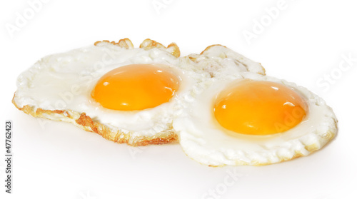Dos huevos fritos.