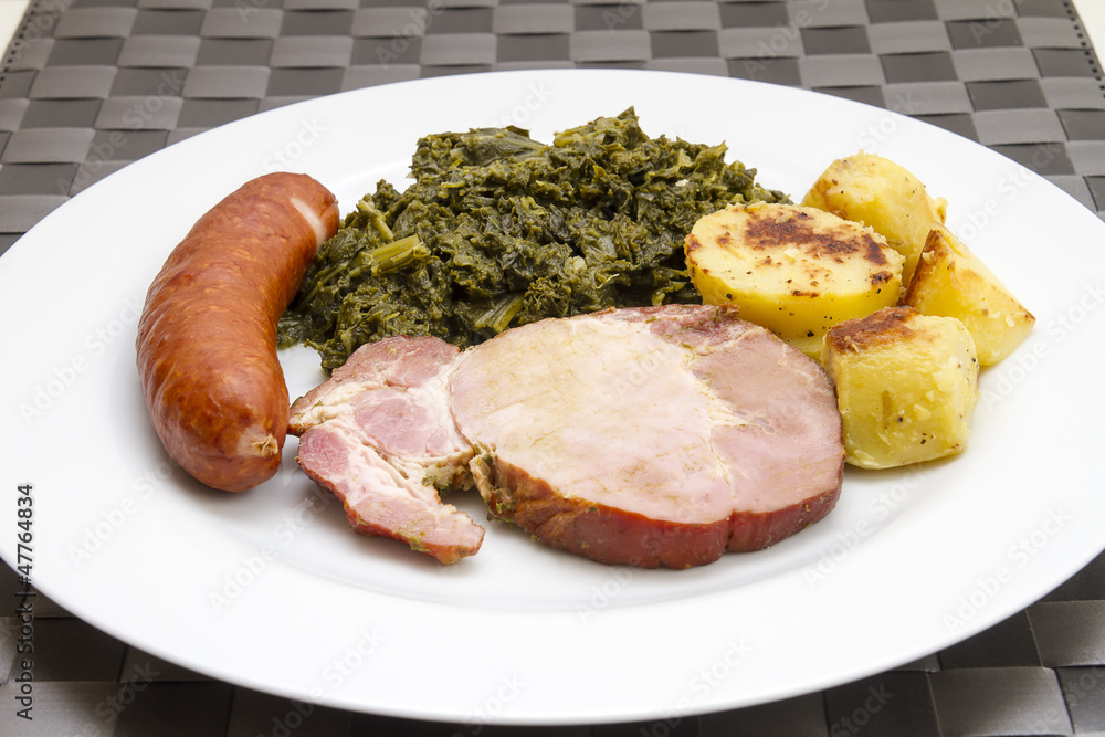 Grünkohl mit Kassler, Pinkelwurst und Kartoffeln Stock Photo | Adobe Stock