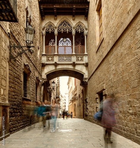 Canvas Print Bridge at Carrer del Bisbe  in Barri Gotic, Barcelona