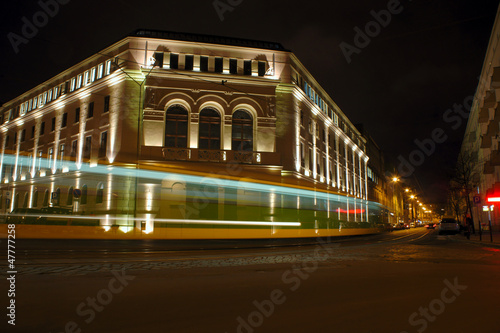 Ulica i budynek uczelni artystycznej nocą w Poznaniu