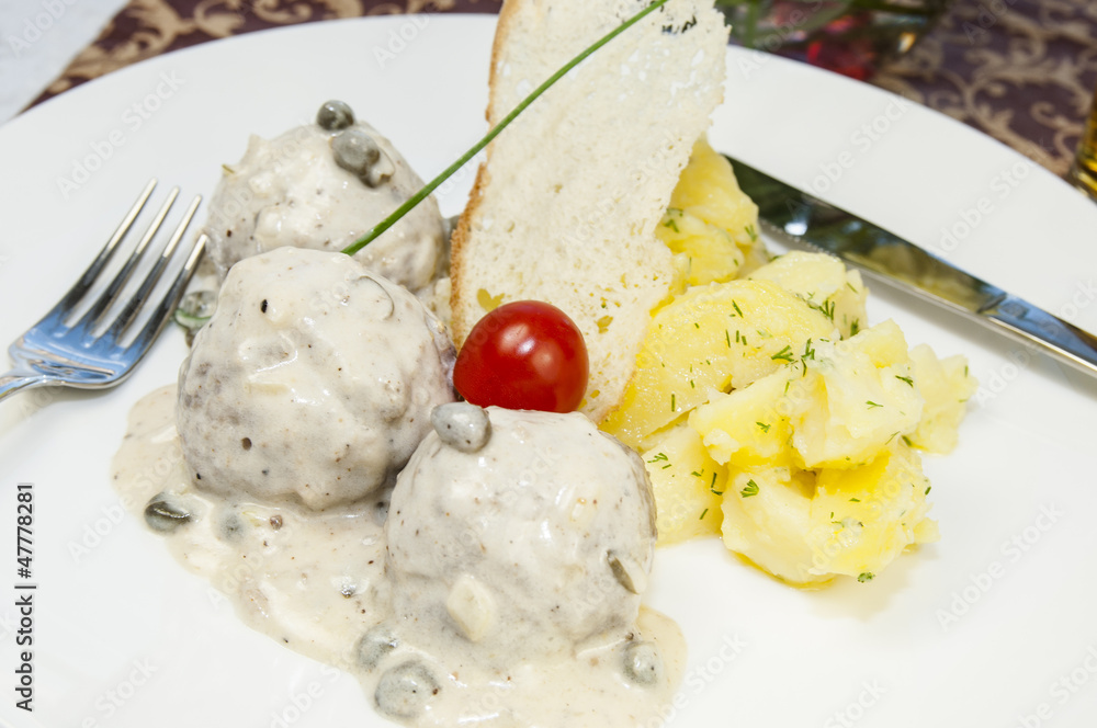 Мясные тефтели с картофельными чипсами Мясные тефтели с картофельными чипсами